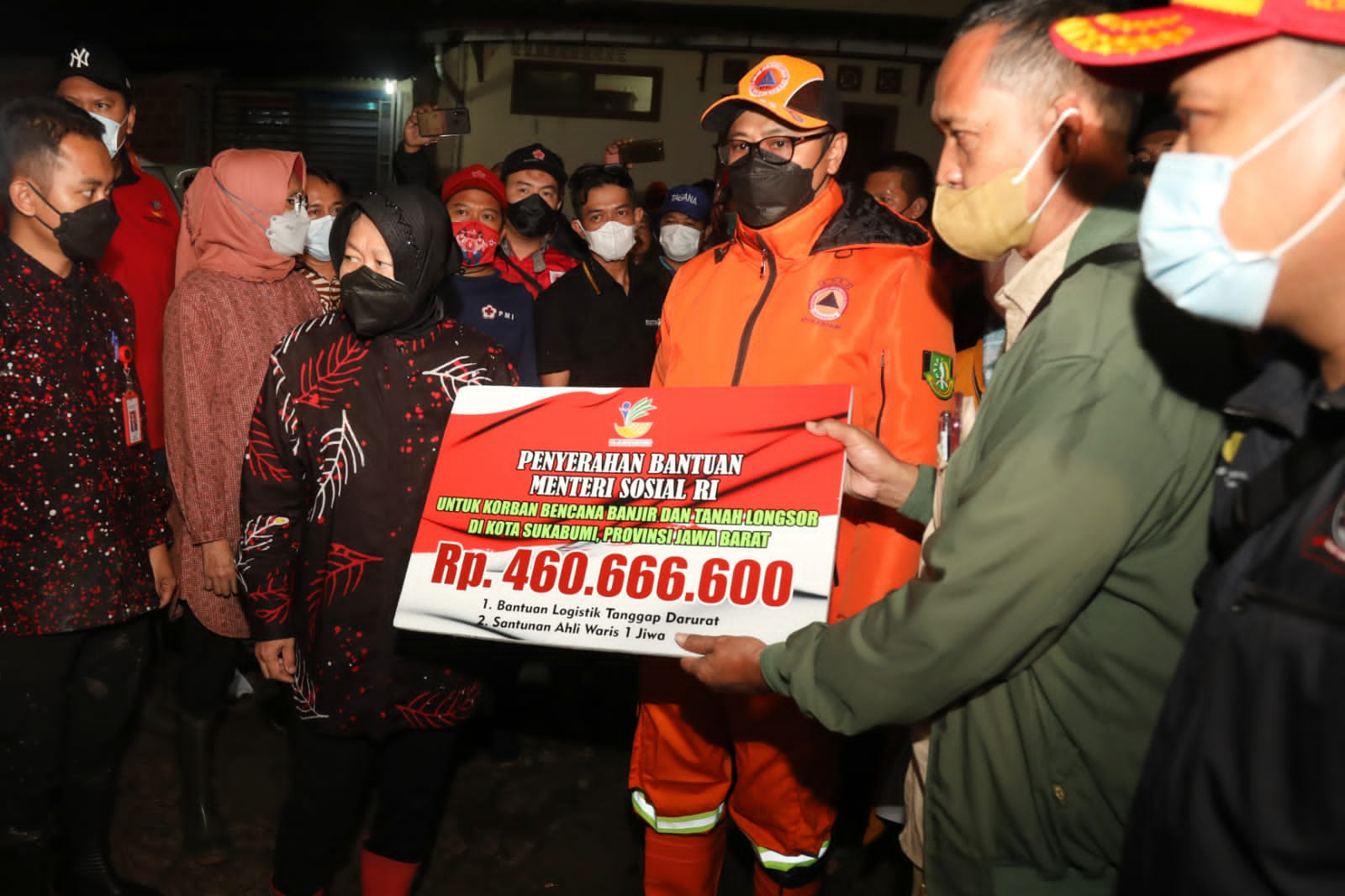 The Ministry of Social Affairs Distributes Aid for Flood Affected Residents in Bogor and Sukabumi