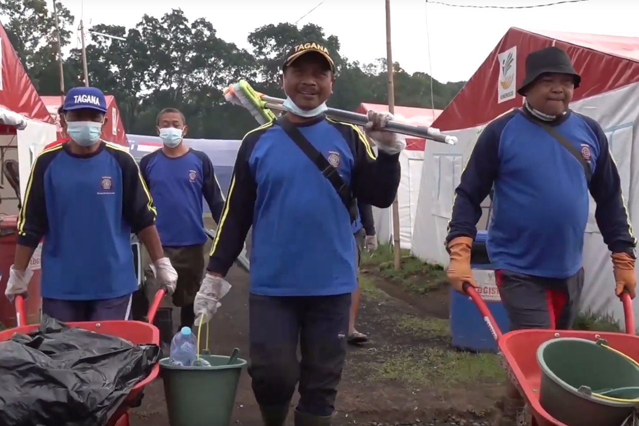 Yuk Intip Aktivitas Tagana Bersih-Bersih di Pengungsian Gunung Semeru!