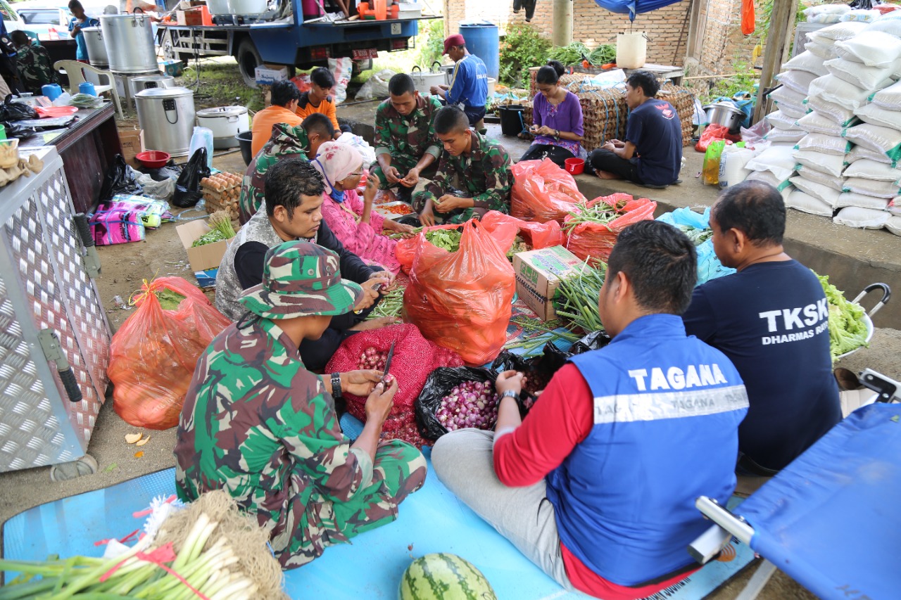 Tagana is Assisted by TNI Personnel in Activities in the Public Kitchen at Nagari Kajai Field