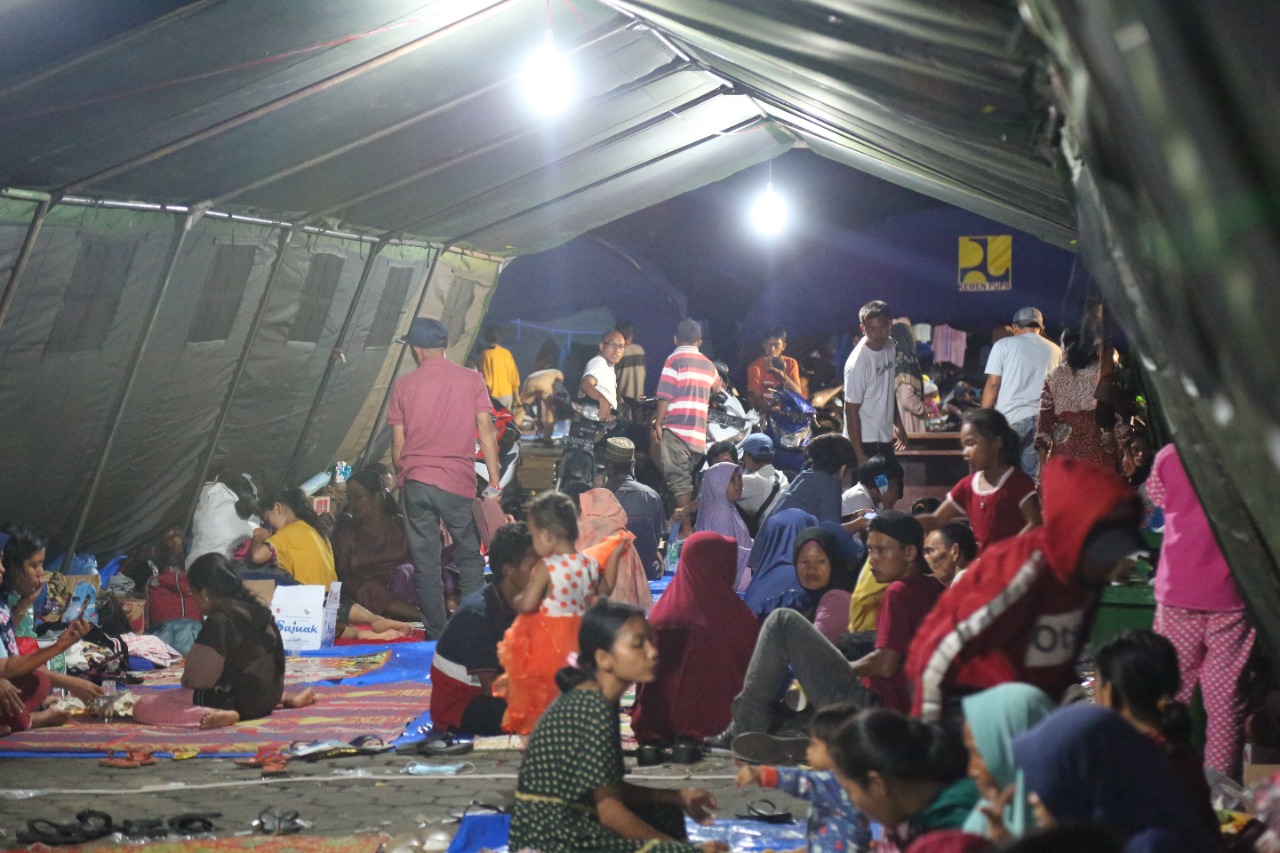 Suasana Malam Pengungsian Pasca Gempa Bumi di Halaman Kantor Bupati Pasaman Barat