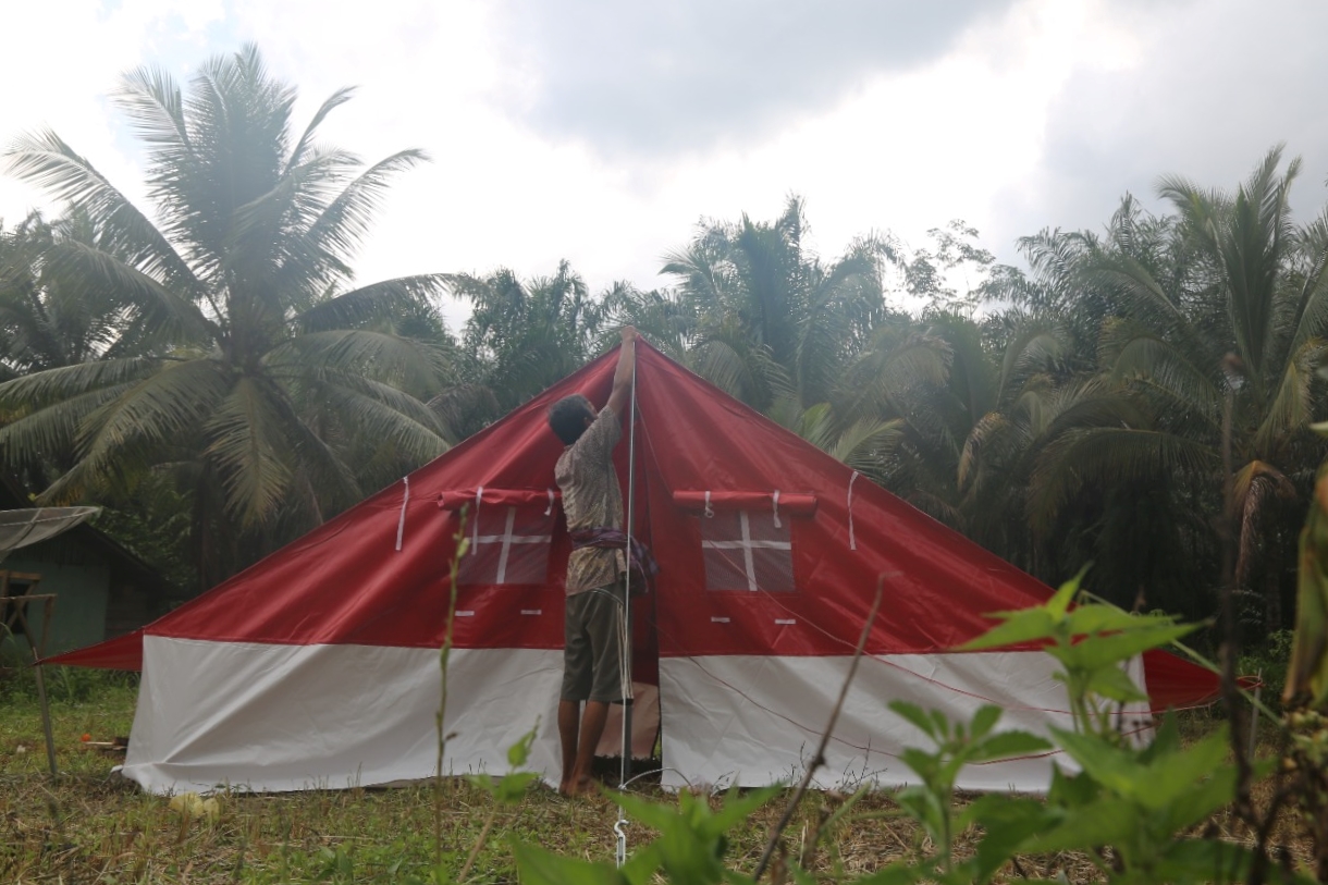 Pemasangan Tenda Keluarga di Halaman Rumah Warga Terdampak Gempa