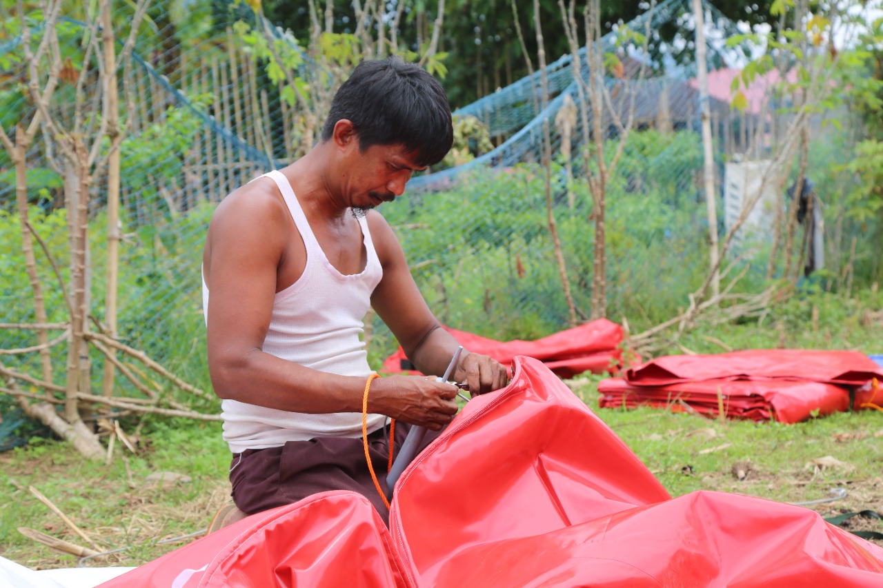 Residents Affected by the Earthquake in Jorong Siparayo Set Up Independent Family Tents