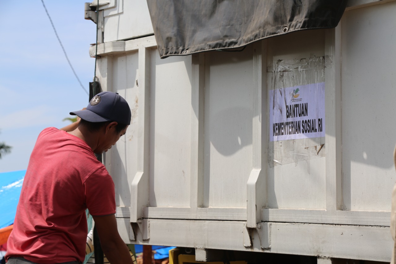 The Process of Loading and Unloading Logistics Aid in Jorong Siparayo