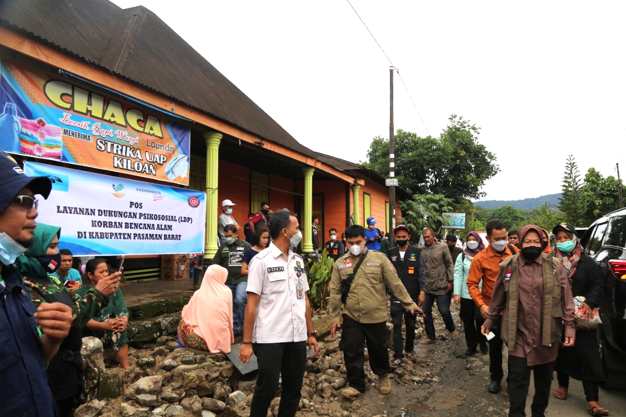 Mensos Tinjau Lokasi Terdampak Gempa di Pasaman Barat