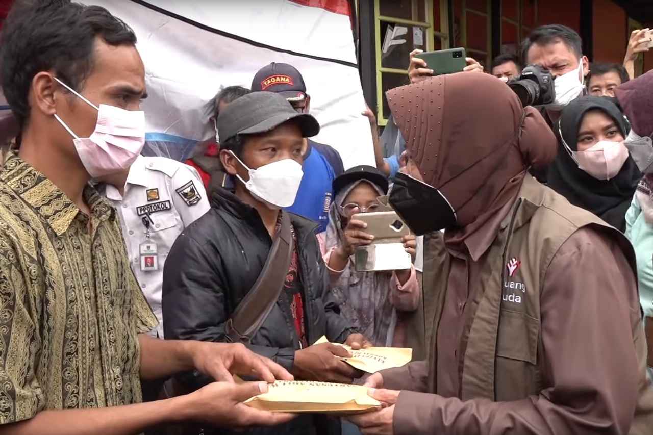 Bu Risma Diguncang Gempa Berkali-kali Saat Tinjau Korban Gempa Sumbar