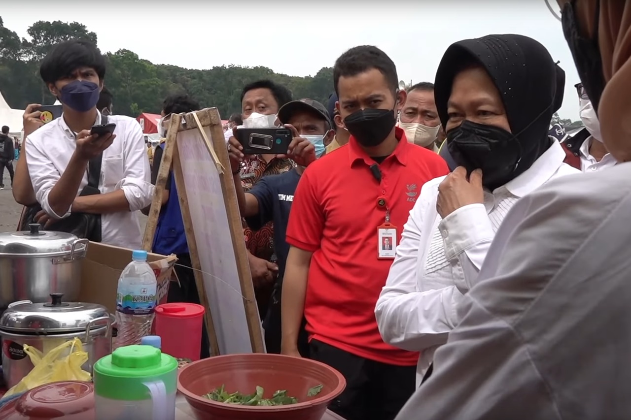 Momen Saat Bu Risma Jualan Es Campur di Pengungsian Semeru dan Sidak Dapur Umum Tagana