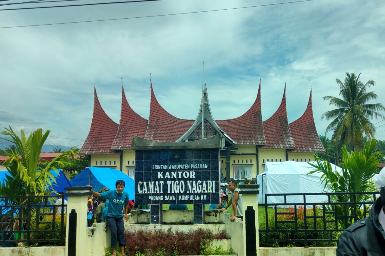 Pemasangan Tenda Keluarga di Lapangan Kantor Camat Tigo Nagari, Pasaman