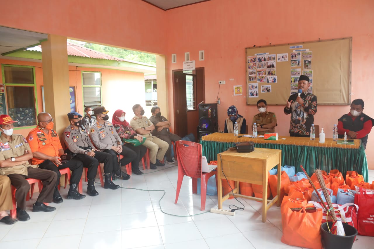 Penyerahan Bantuan Logistik bagi Korban Terdampak Banjir di Kabupaten Barru