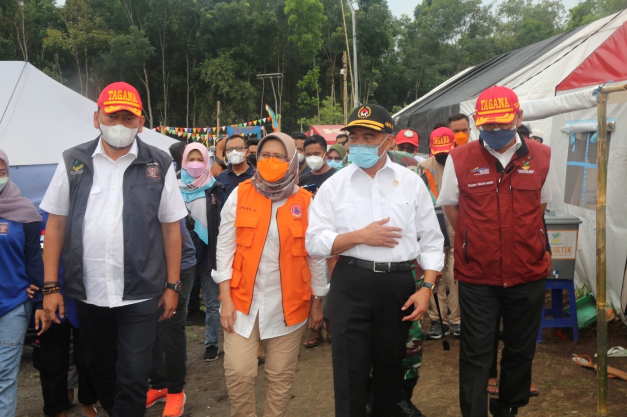 Bersama Kemensos, Menko PMK Monitor Percepatan Penanganan Pemulihan Erupsi Semeru