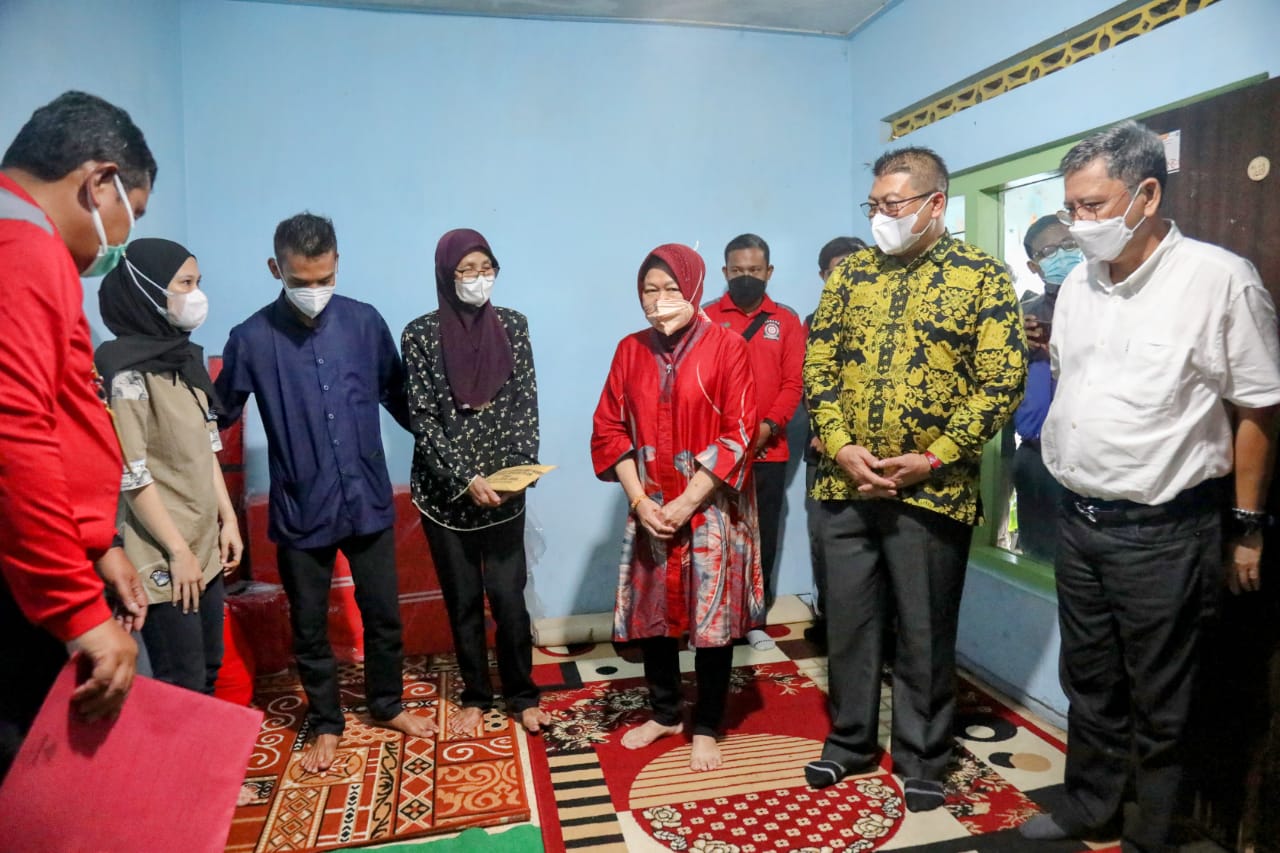 Social Affairs Minister Risma Hands Over Aid to Lawang Flood Victims