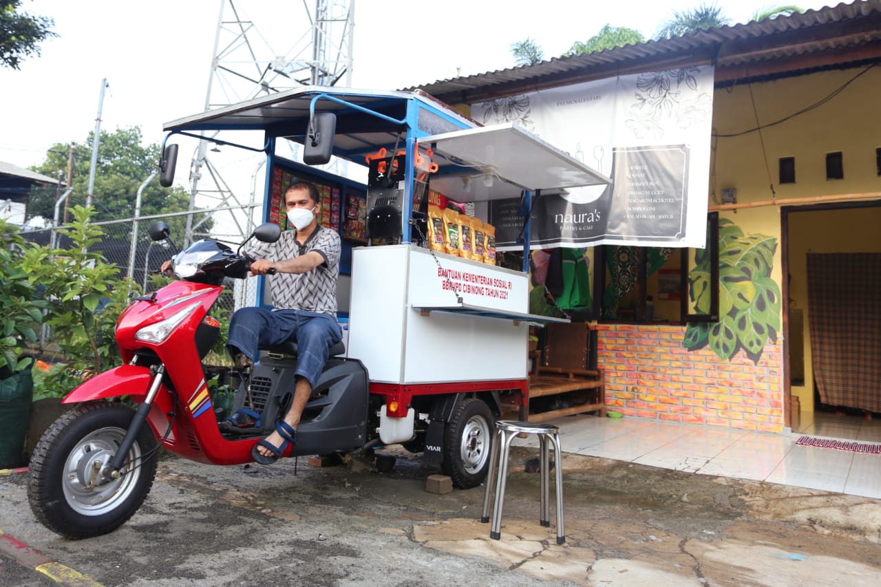 Minister of Social Affairs Hands Over a Three-Wheeled Motorcycle to an Online Motor Taxi Driver with Amputated Leg