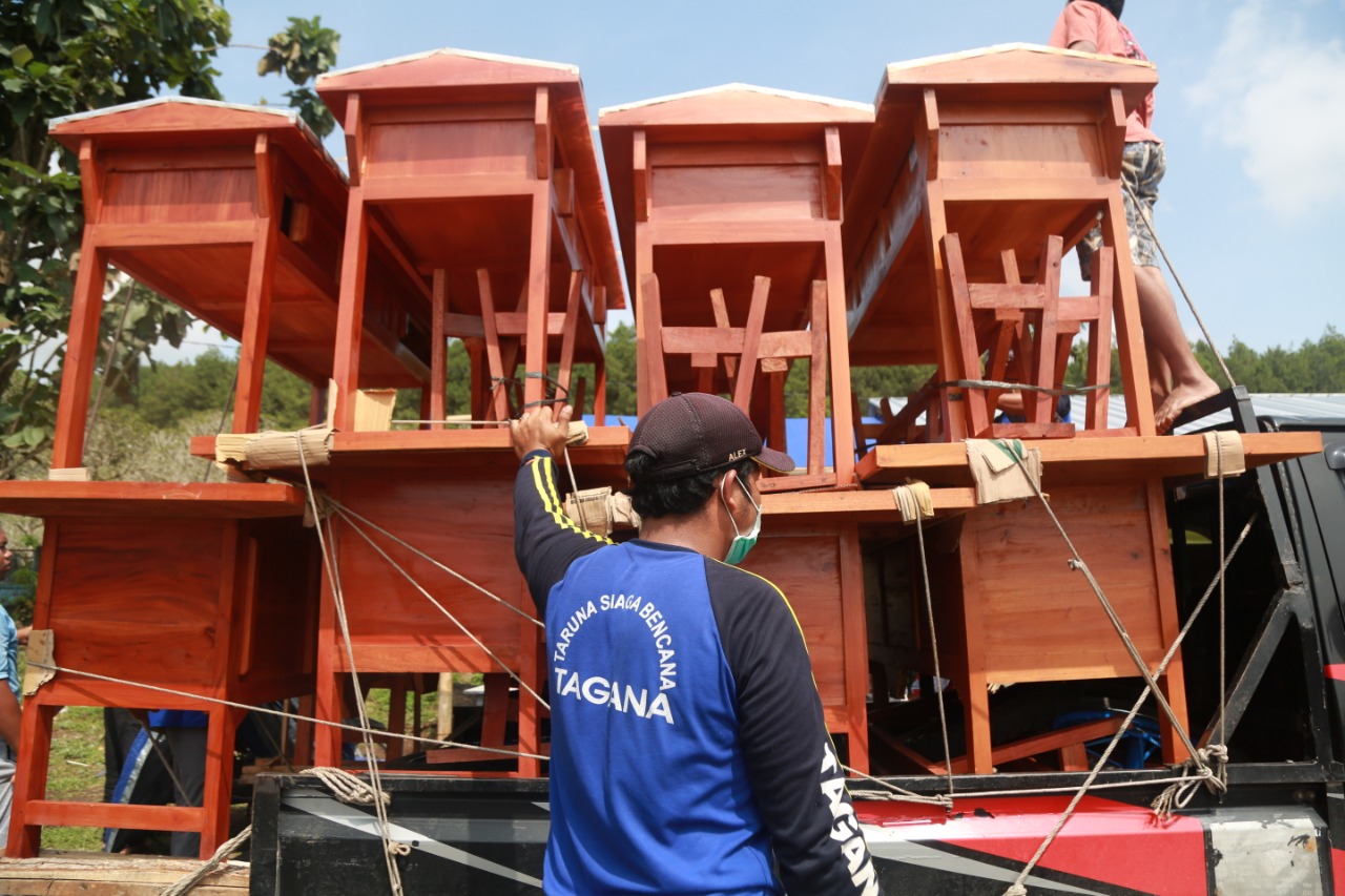 The Process of Preparing Food and Beverage Booths in Penanggal Shelter