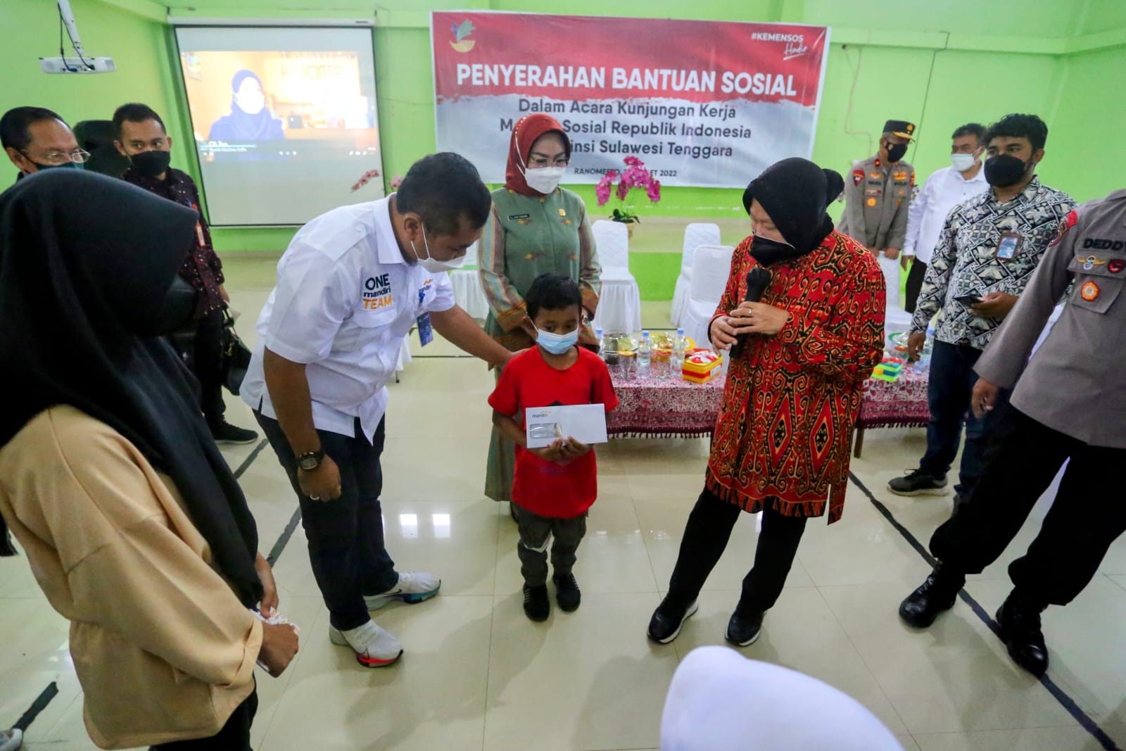 Kemensos Bantu Anak Penjual Korek Api Transplantasi Sepasang Kornea Mata