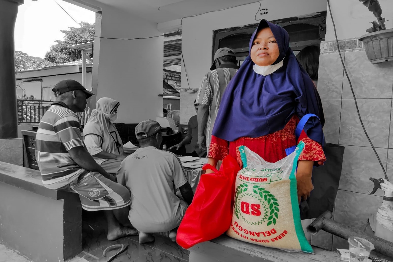 Kemensos Salurkan 1.350 Paket ATENSI Sembako bagi Korban Bencana Banjir di Lumajang dan Jember