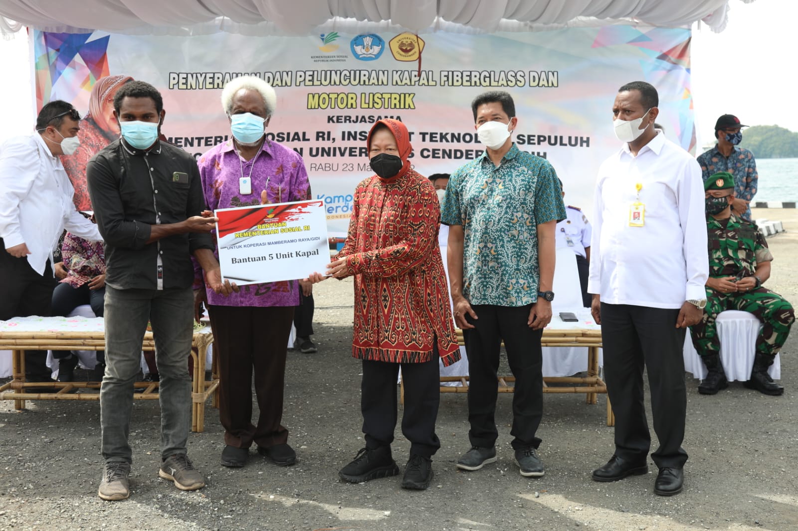 Penyerahan dan Pelepasan Kapal "Fiberglass" dan Motor Listrik oleh Kemensos dan Perguruan Tinggi