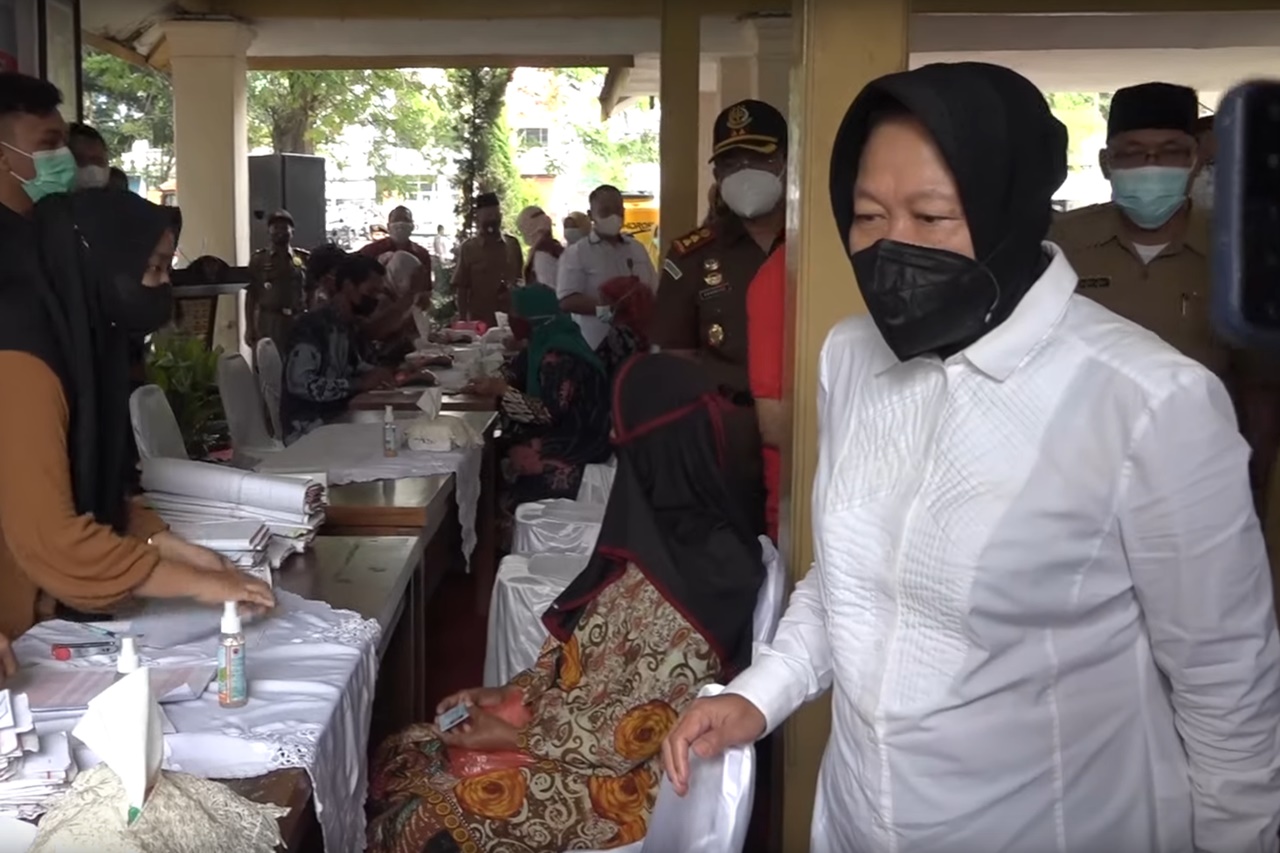 Mensos Risma Tinjau Percepatan Pencairan Bantuan Program Sembako dan PKH