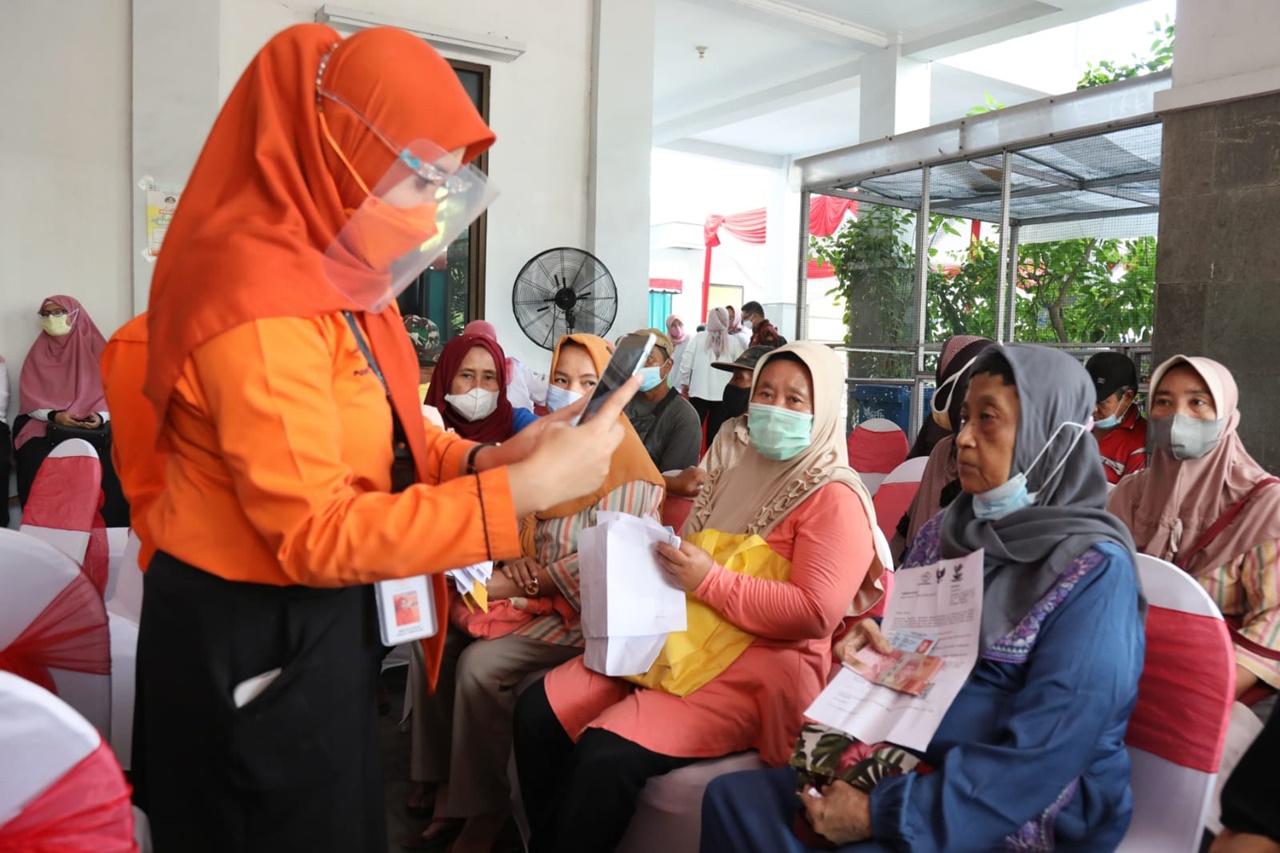 Distribution of Social Assistance and BLT for Cooking Oil in Rungkut, Surabaya