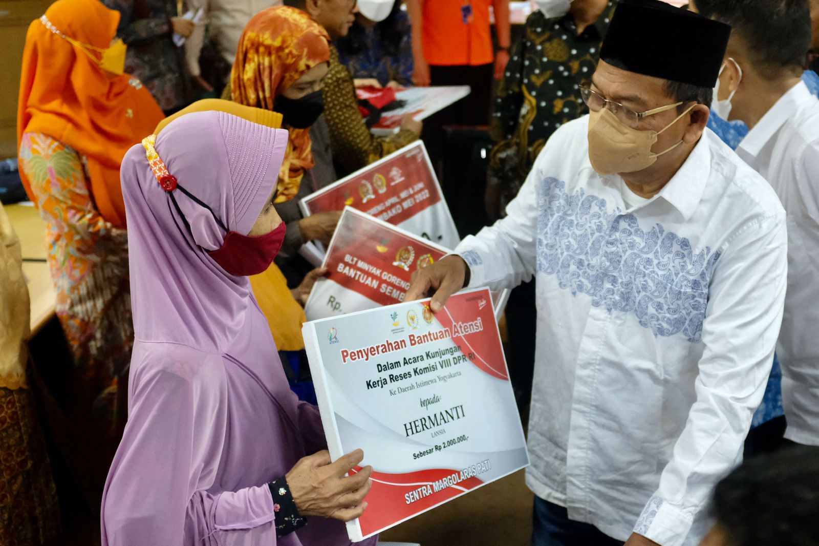 Ministry of Social Affairs and Commission VIII DPR RI Distribute Social Assistance and BLT Cooking Oil in Yogyakarta