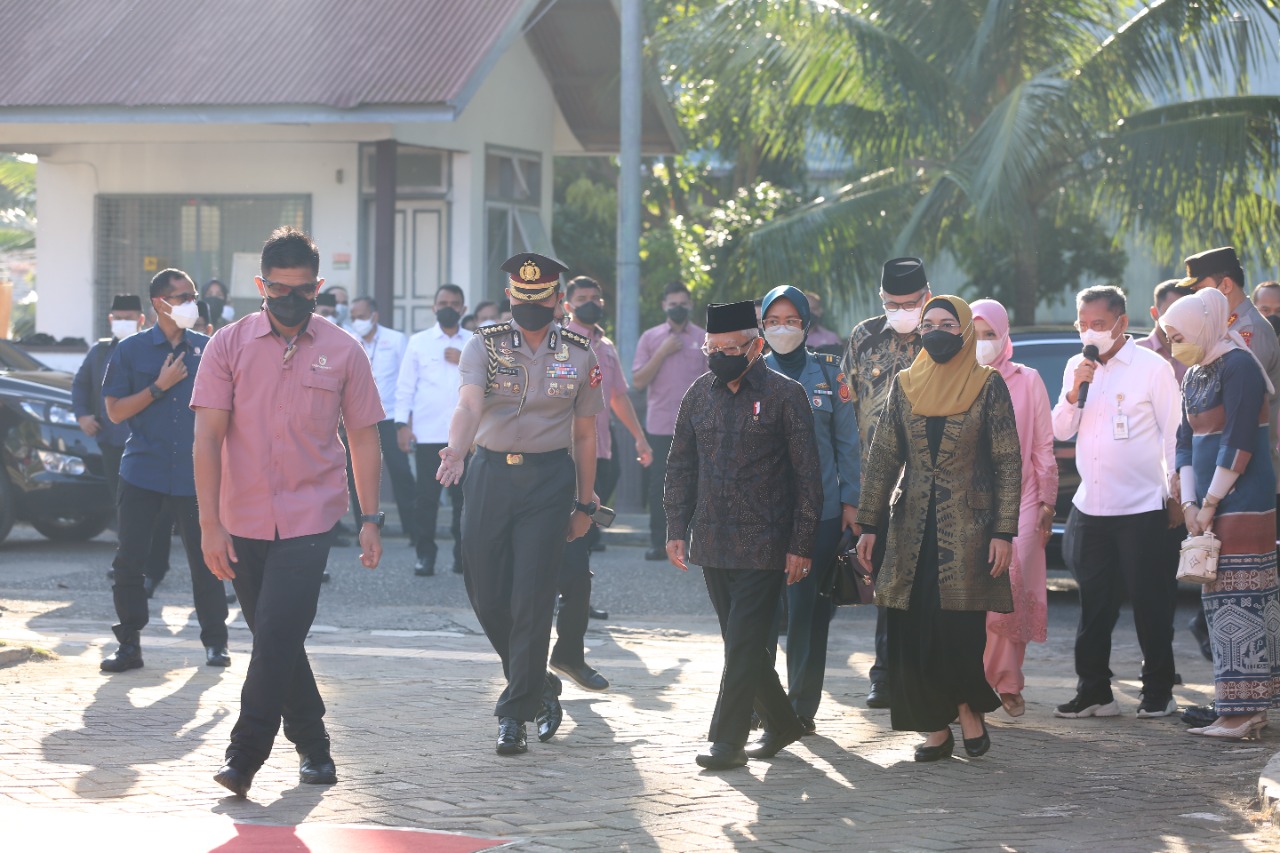 The Indonesian Vice President Gives A Number of Social Assistance to Beneficiaries in Aceh