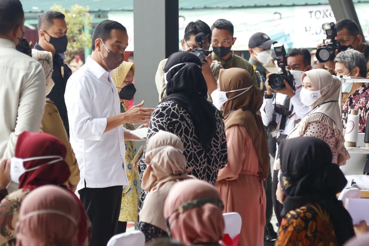 Lively, President Jokowi is Welcomed by Residents When Distributing Cooking Oil Assistance in Bogor