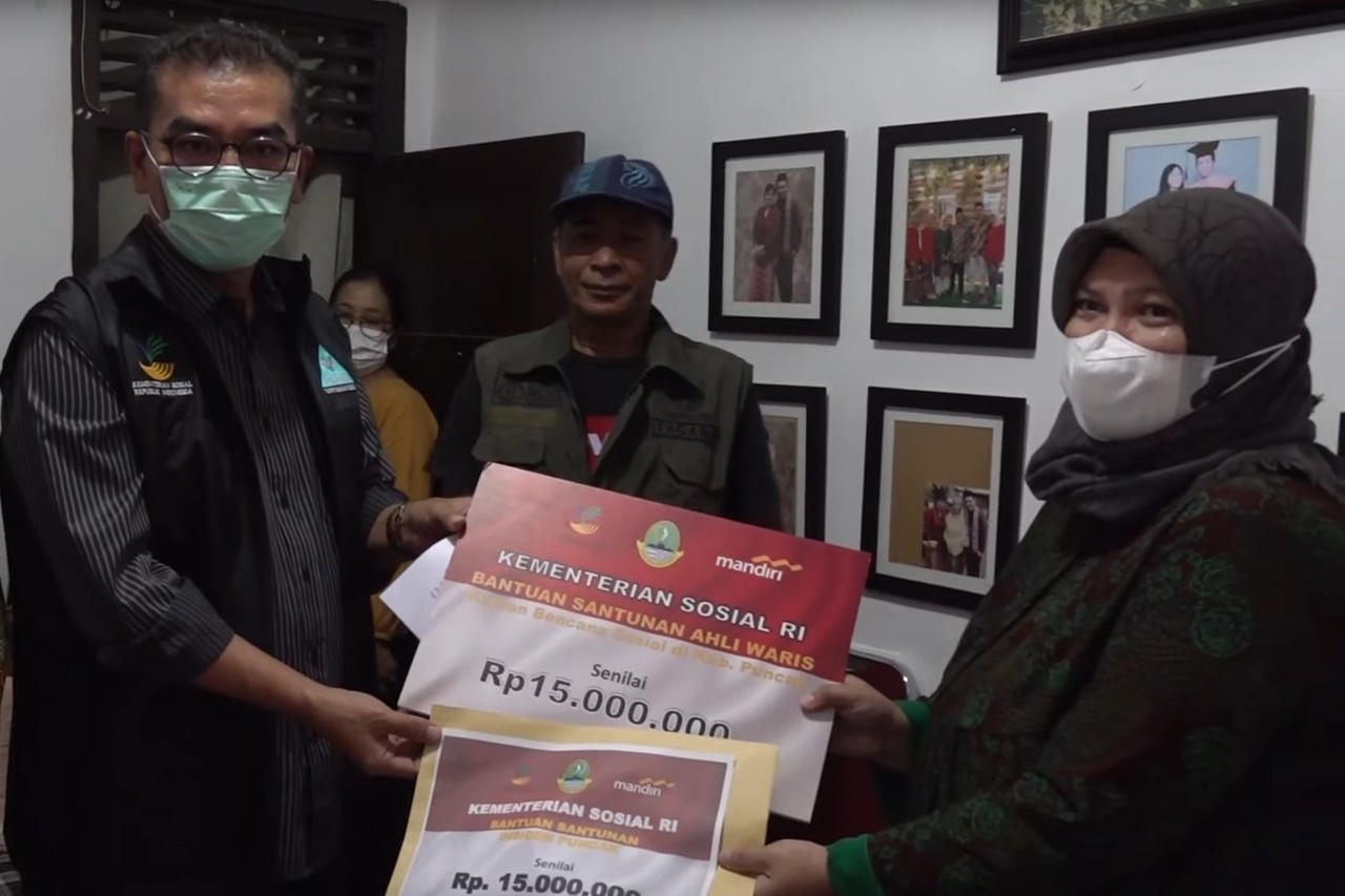 Ministry of Social Affairs Gives Compensation to Two Families of KKB Victims in West Java