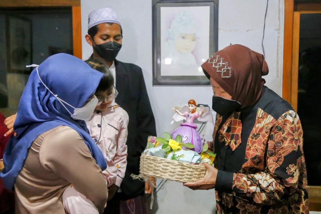 Ibu Balita dengan Kelainan Saraf Didatangi Mensos:  Saya Bahagia  Sekali, Terima Kasih Bu Mensos