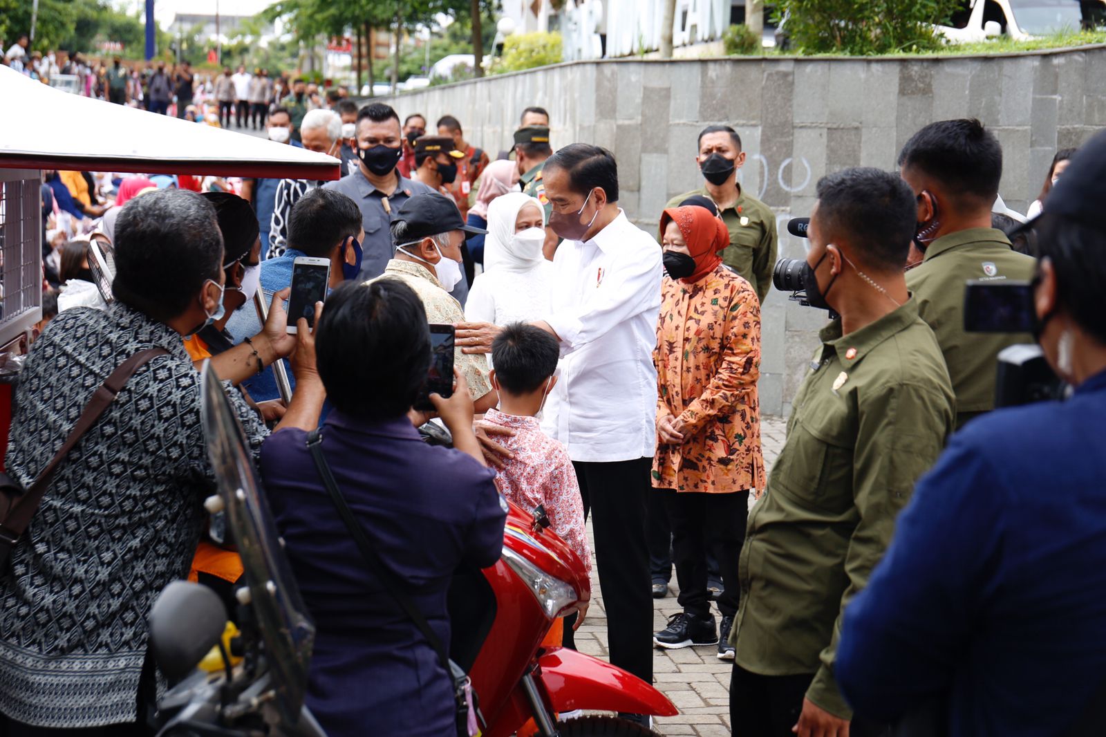 Presiden Didampingi Mensos Saksikan Salur BLT Minyak Goreng di Pasar Muntilan