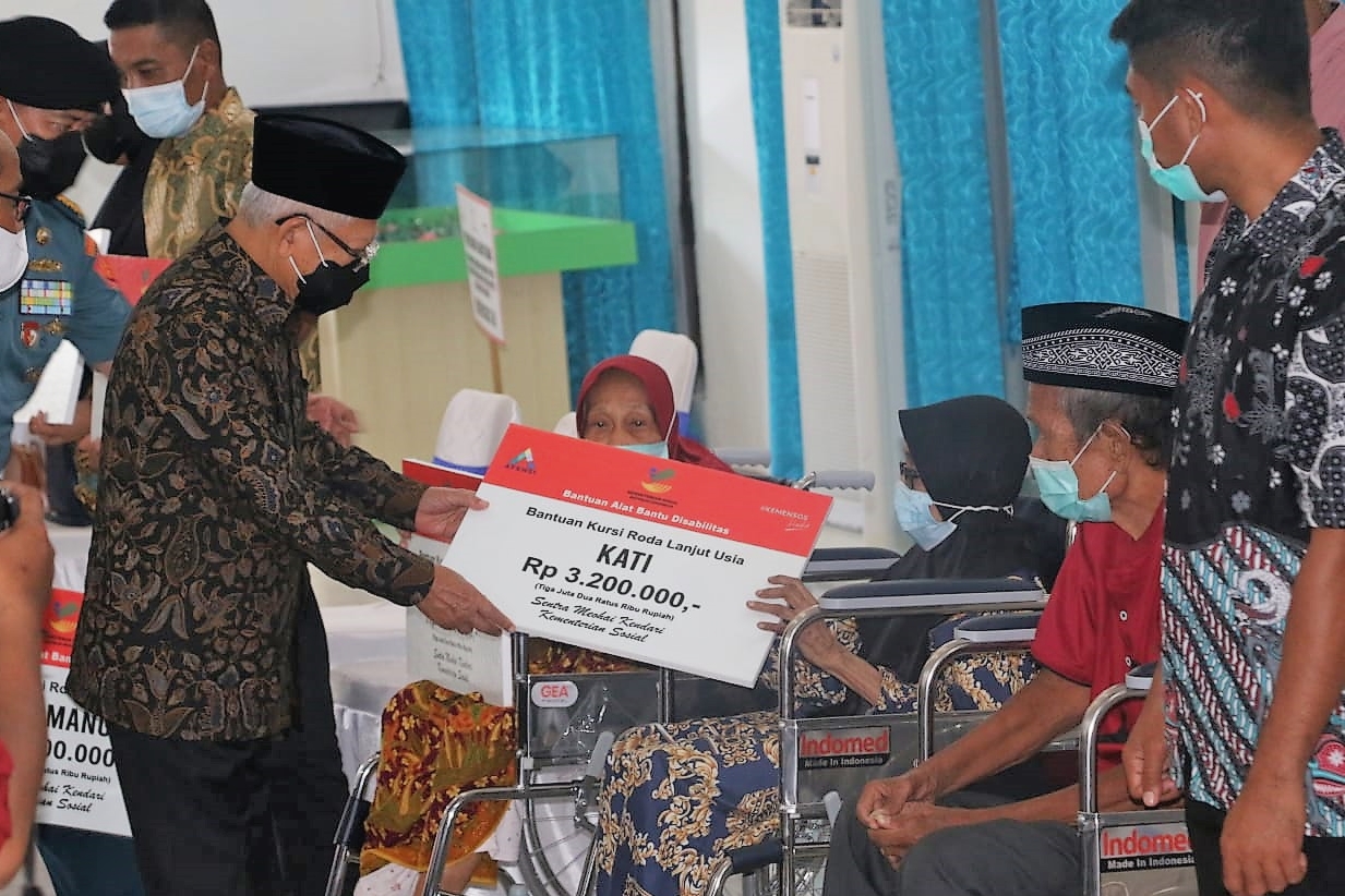 Wapres Serahkan Bantuan Sosial bagi Masyarakat di Kota Kendari