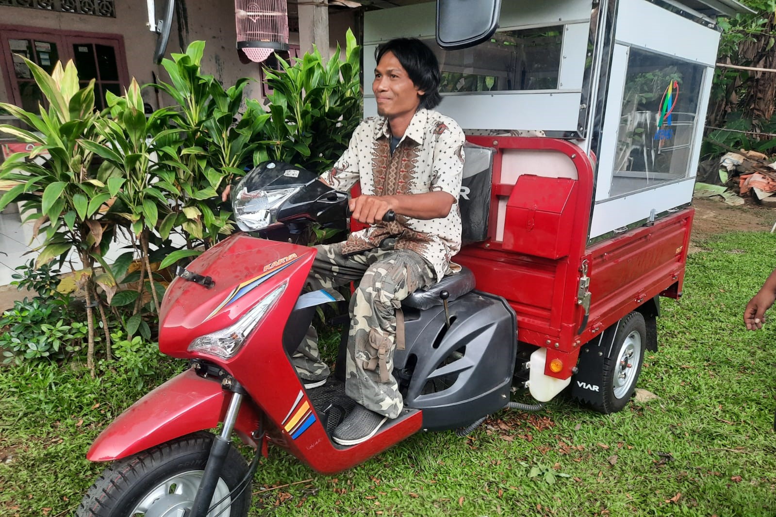 Senyum Bahagia Heri, Penerima Bantuan ATENSI di Kabupaten Bogor