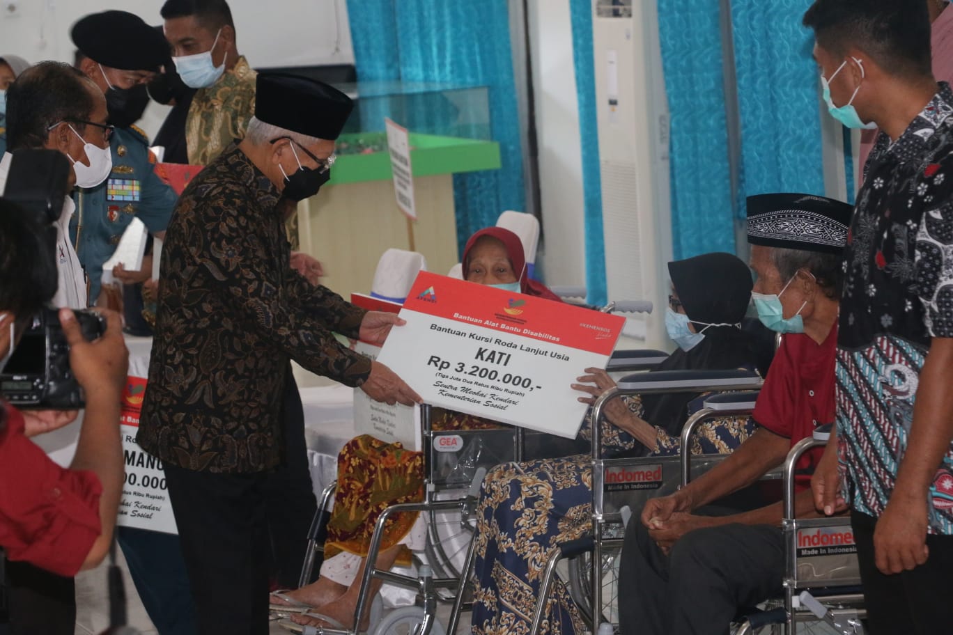 Wapres Ma'ruf Amin Serahkan Bantuan Sosial bagi Masyarakat di Kota Kendari