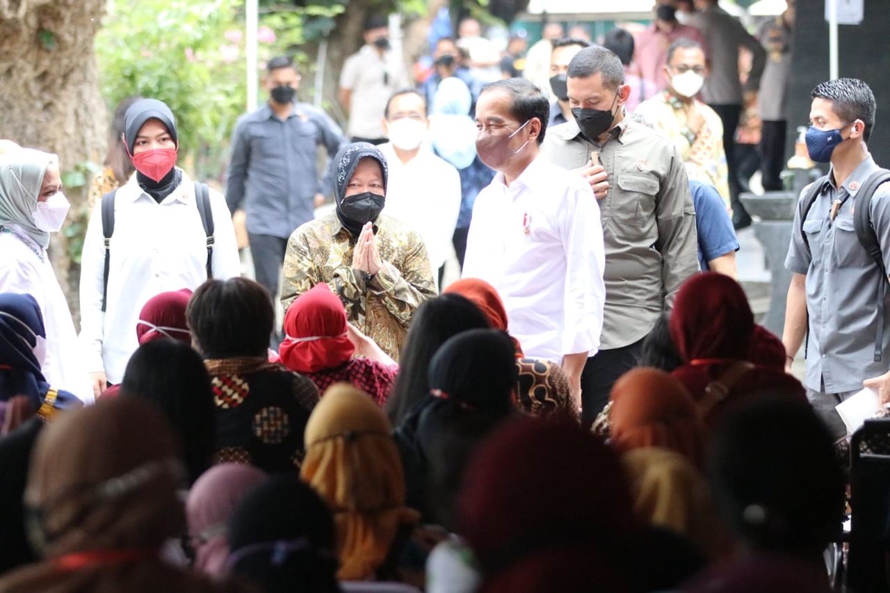 President Jokowi and Social Affairs Minister Risma Distribute Various Social Assistance in Surakarta