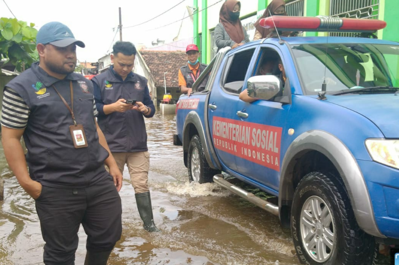 Bantu Korban Banjir Rob, Kemensos Salurkan Bantuan Logistik dan Dirikan Dapur Umum