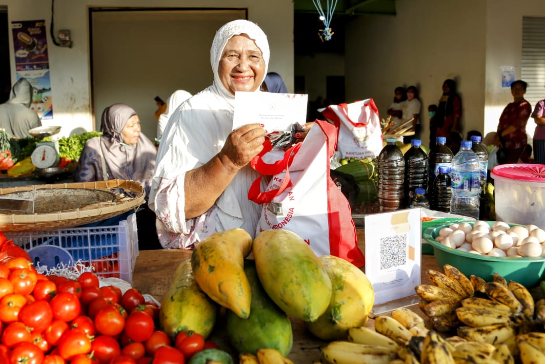 Presiden RI dan Mensos Serahkan Berbagai Bantuan bagi Warga Ende