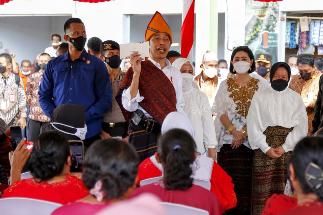 Disambut Antusias di Ende, Presiden Salurkan Bansos untuk Ratusan Pedagang di Pasar Mbongawani