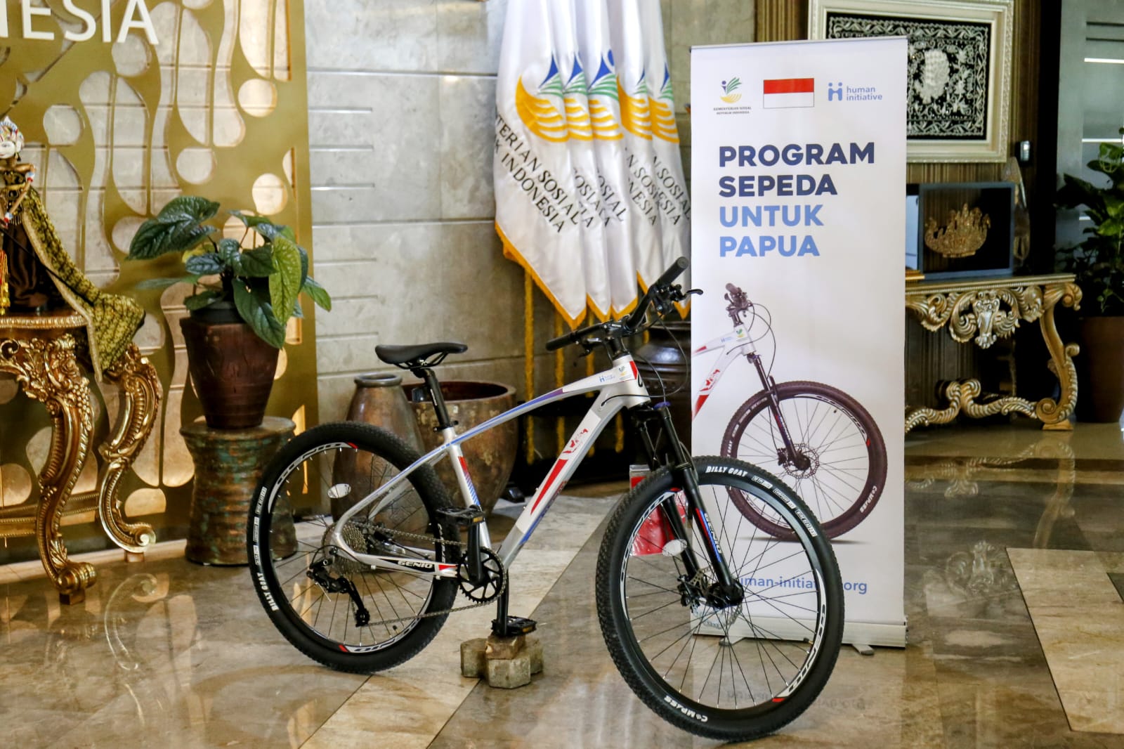 The Ministry of Social Affairs Receives Bicycles for Papua from the Human Initiative