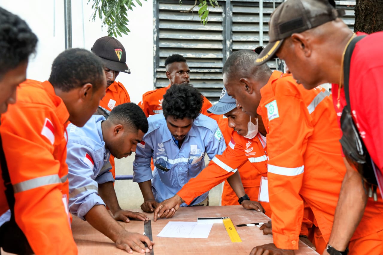 Social Affairs Minister Risma Monitors Fiber Ship Construction by Workshop Participants from Papua