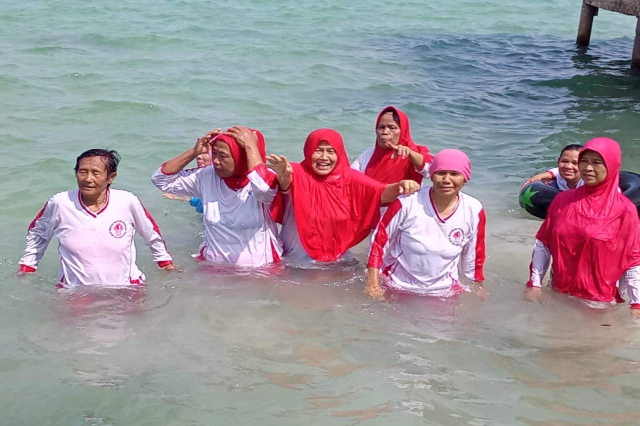 LKS Amanah Bunda Pringsewu Rayakan HLUN 2022 di Pantai Klapa Rapat Padang Cermin