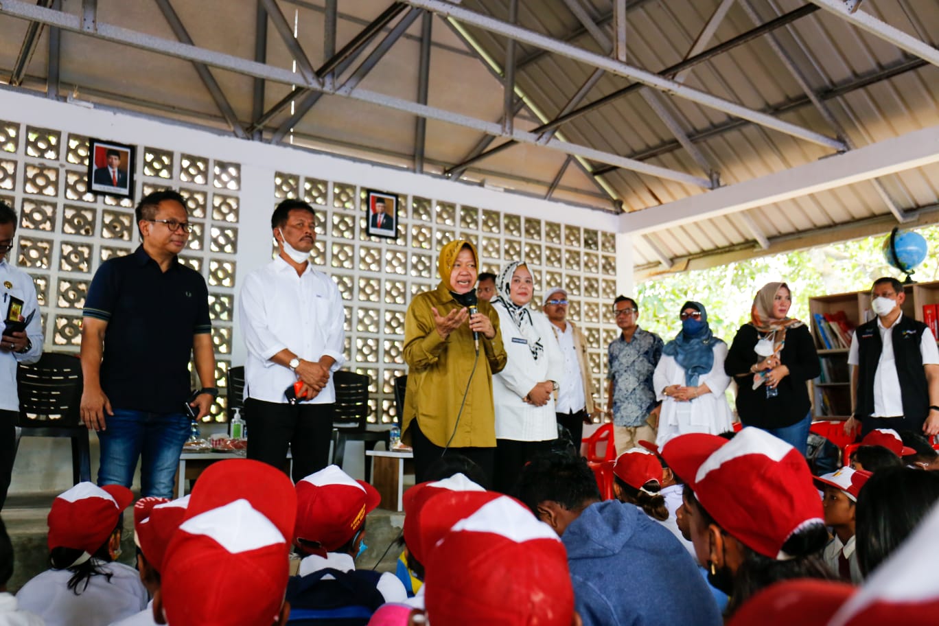 Social Affairs Minister Risma Greets Suku Laut Residents in Batam