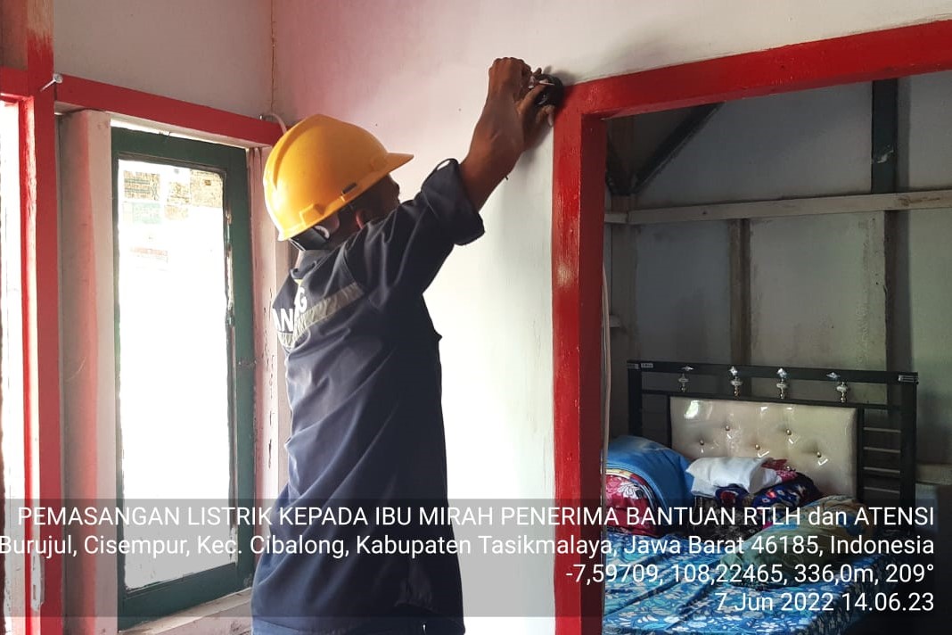 Bahagianya Bu Mirah Mendapatkan Penerangan Listrik dari Kemensos