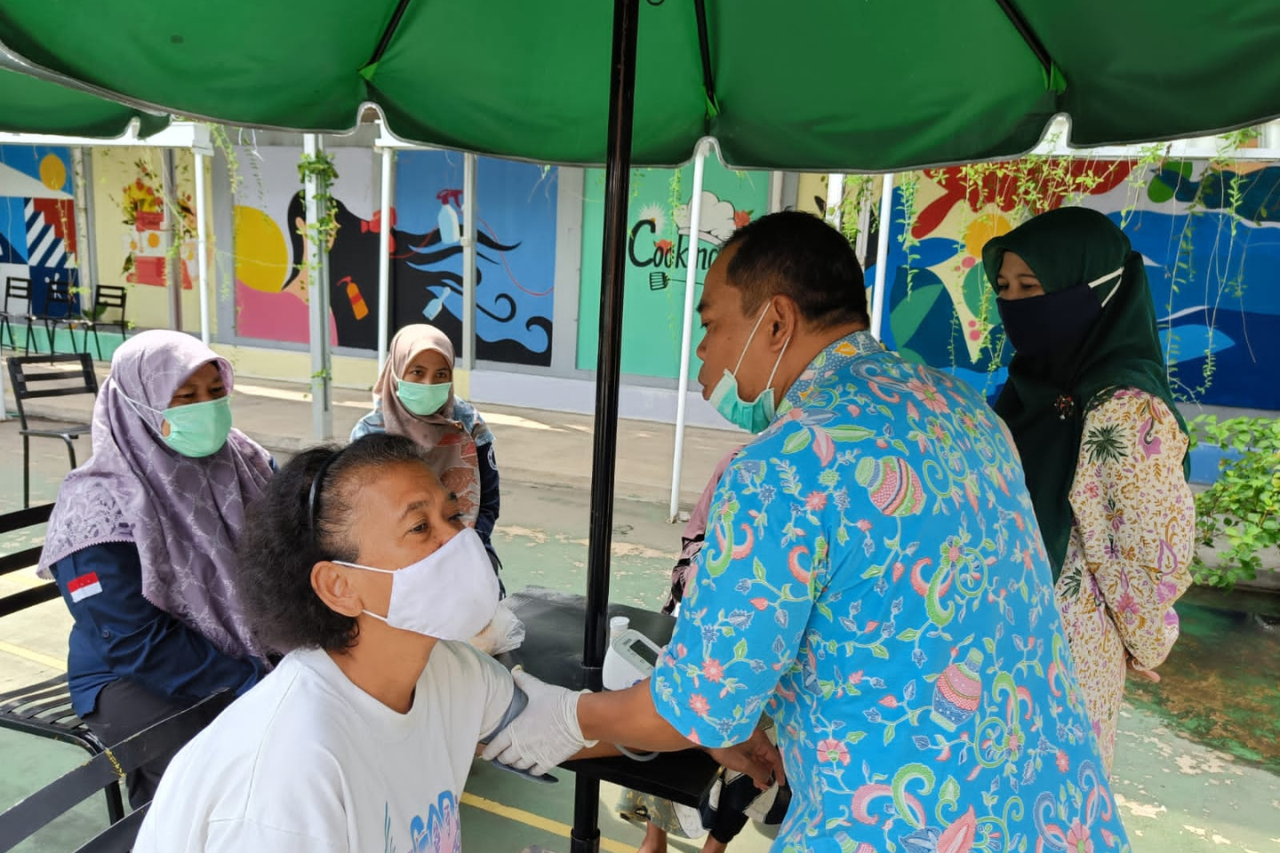 Tingkatkan Kualitas Hidup Lansia, Sentra Mulya Jaya Rutin Gelar Kegiatan Posyandu