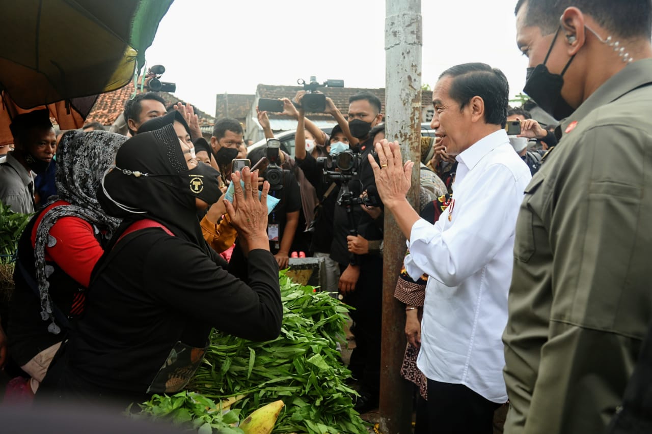 Social Affairs Minister Risma Accompanies President Jokowi in Distributing Social Aid in Serang