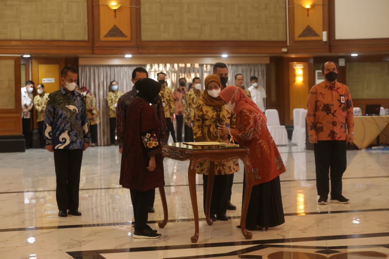 Social Affairs Minister Risma Inaugurates a Number of Primary Leaders