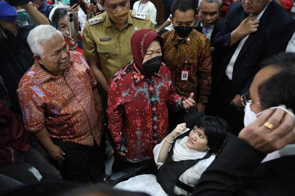 Serahkan Alat Dukung Penyandang    Disabilitas, Mensos Disambut Hangat Pimpinan dan Jemaat HKBP Maranatha