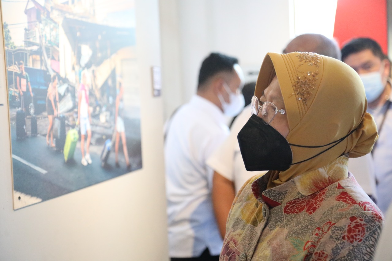 Mensos Risma Buka Pameran Foto "Indonesia Melalui Bencana"