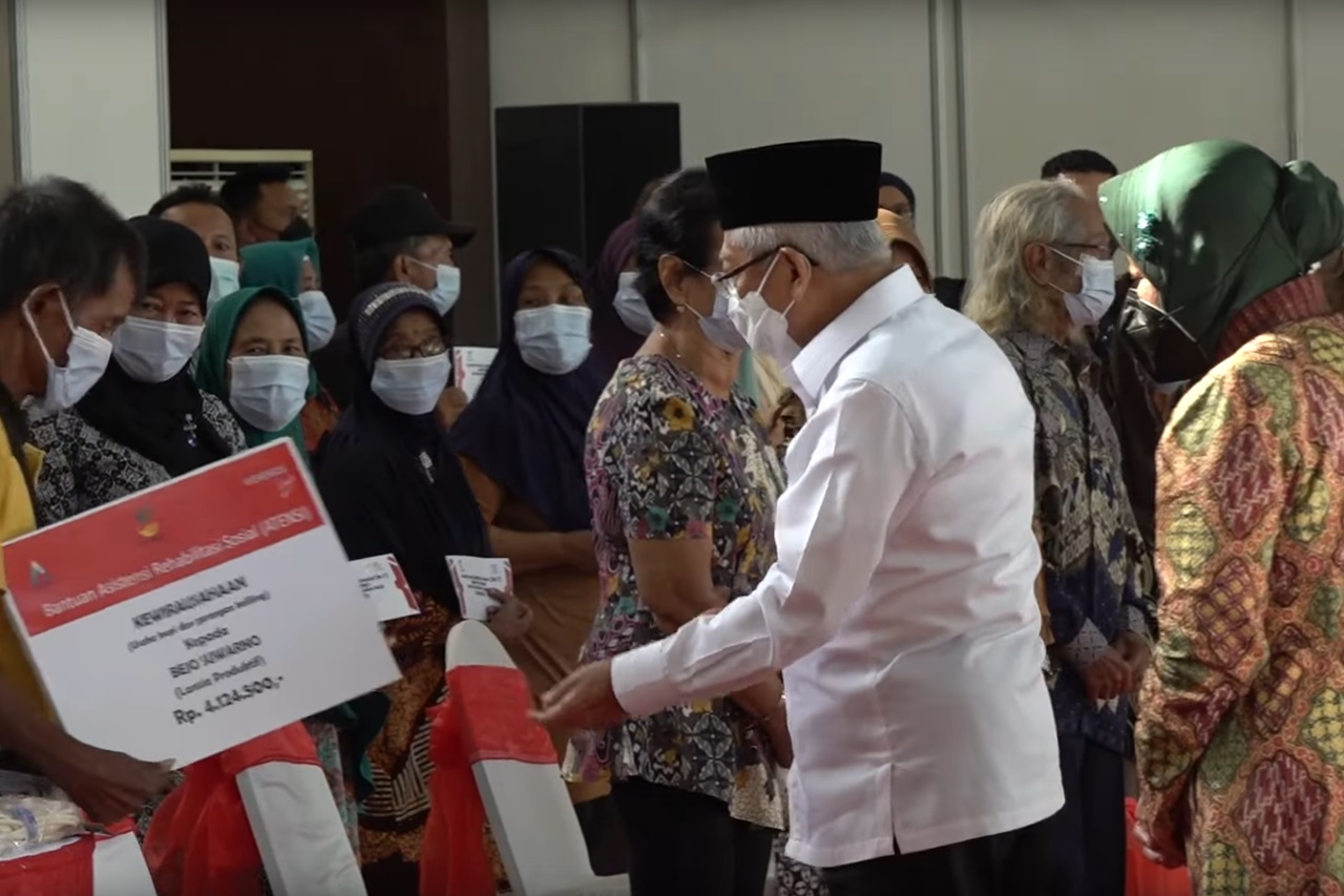 Distribution of Social Assistance by the Vice President of the Republic of Indonesia and the Minister of Social Affairs in the City of Surabaya