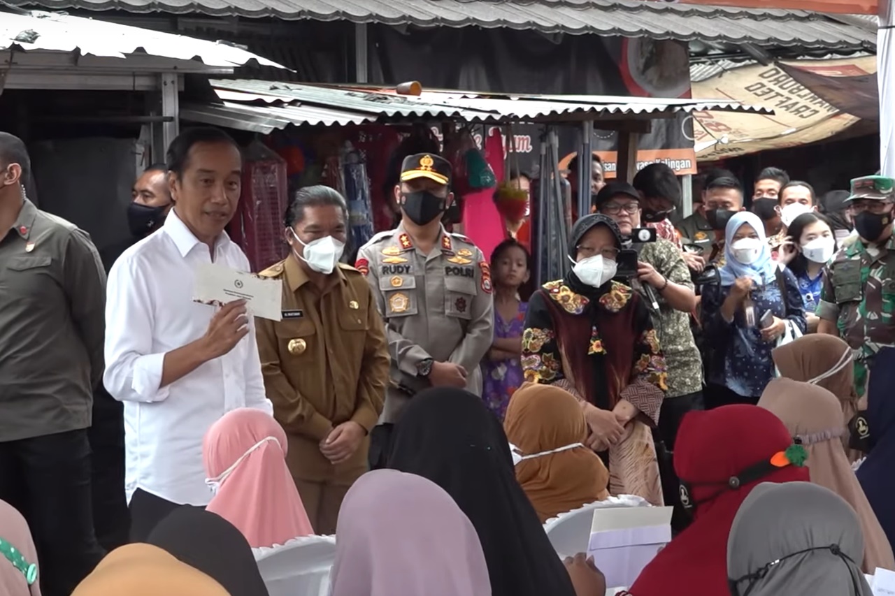 The Minister of Social Affairs Accompanied the President Hands over Social Assistance to the People of Serang Regency