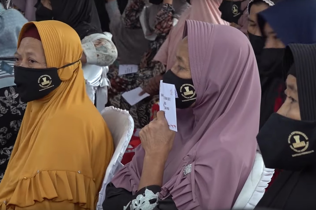 Enthusiasm of Residents Welcoming President Jokowi's Arrival in Serang, Banten