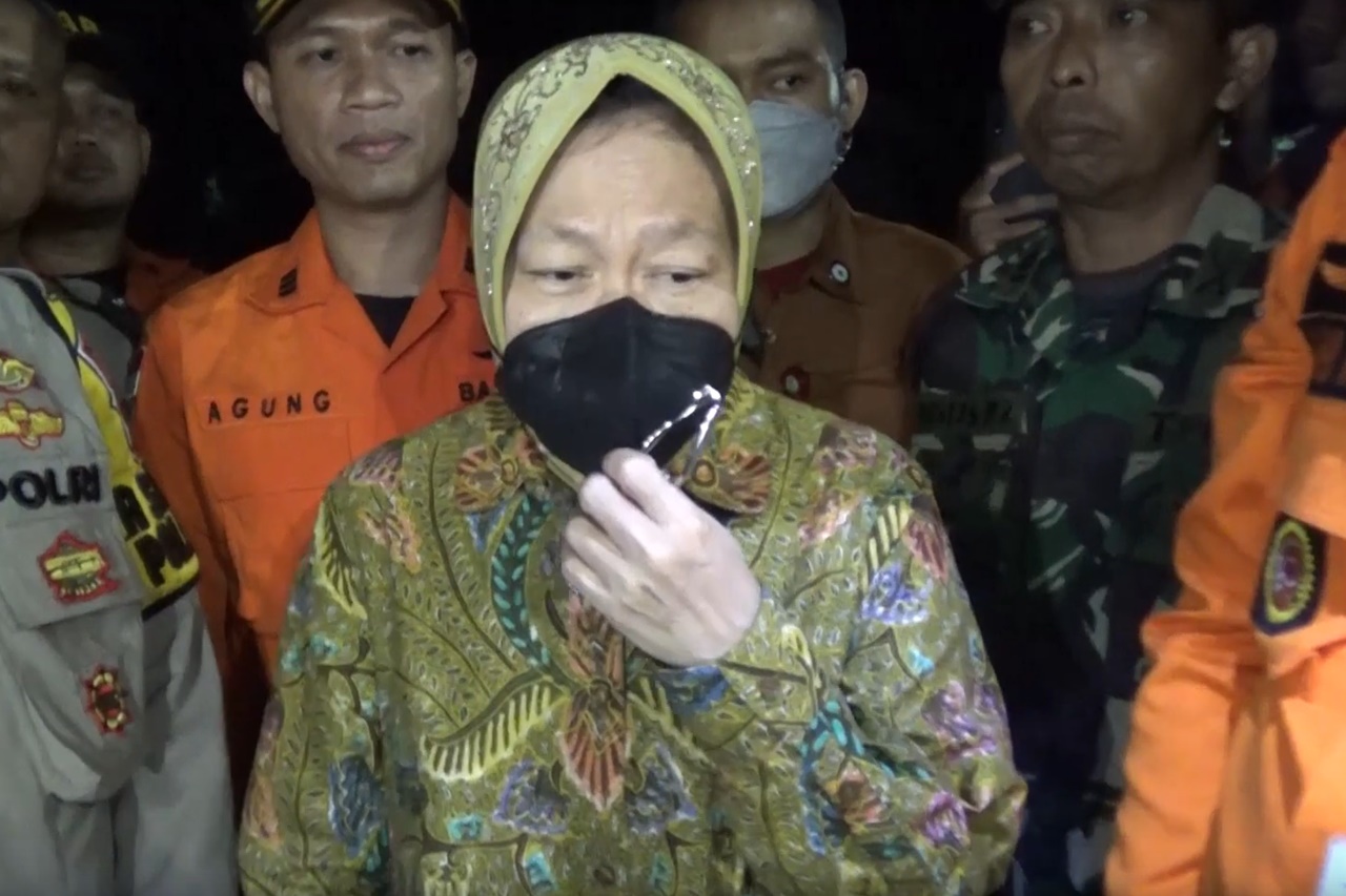 Social Affairs Minister Risma Reviews Flash Floods in Bogor