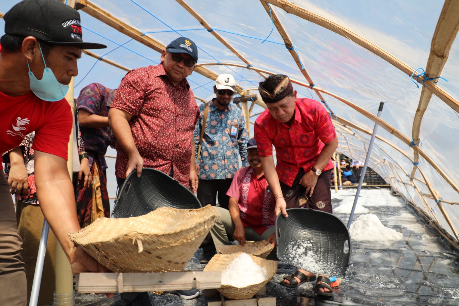 Kemensos Dorong ProkuS Petani Garam Kusamba Tingkatkan Produksi Lewat Sistem "Tunnel"