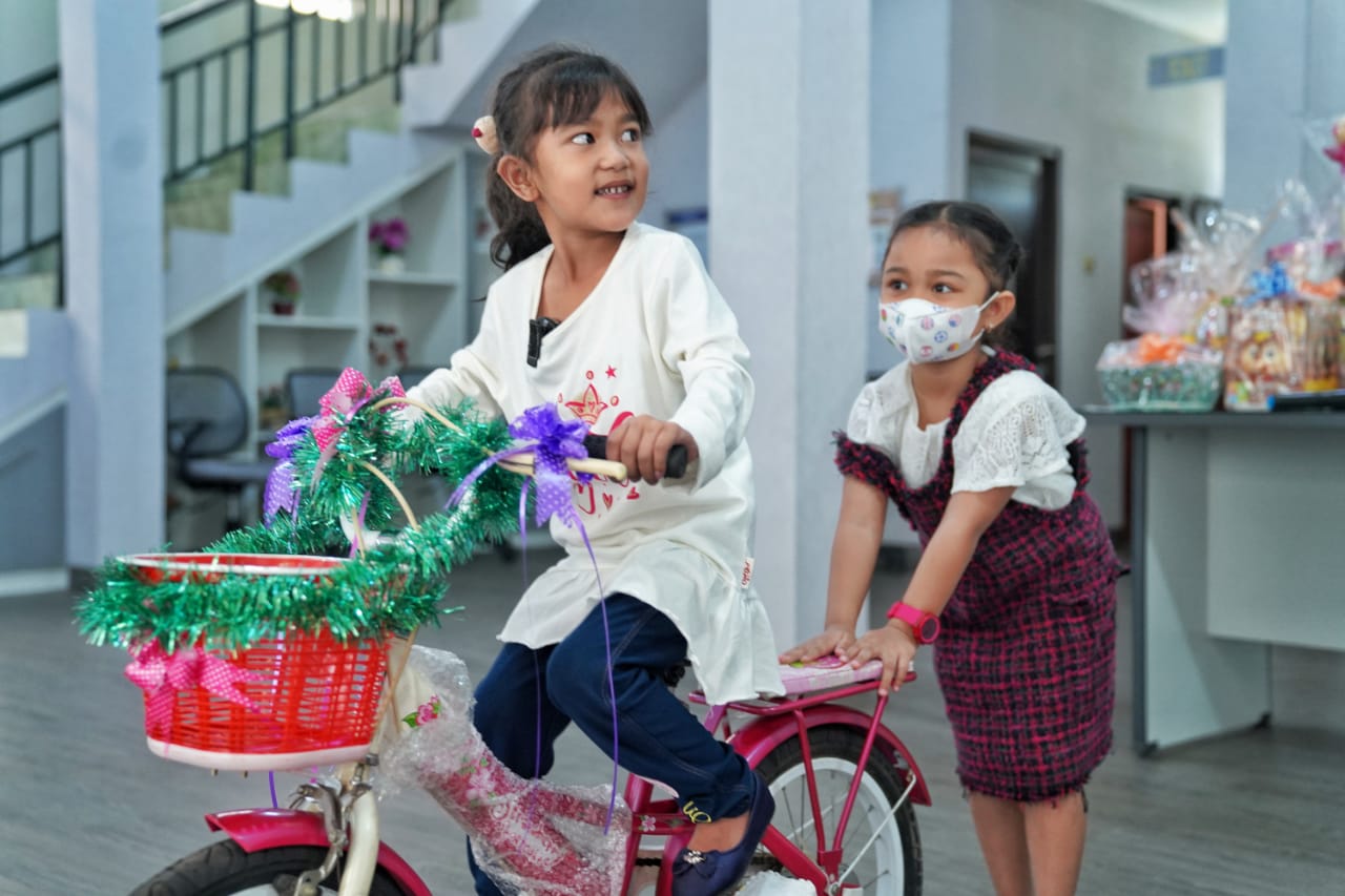 Berbagi Keceriaan Menjelang Hari Anak Nasional, Annisa Terima Hadiah